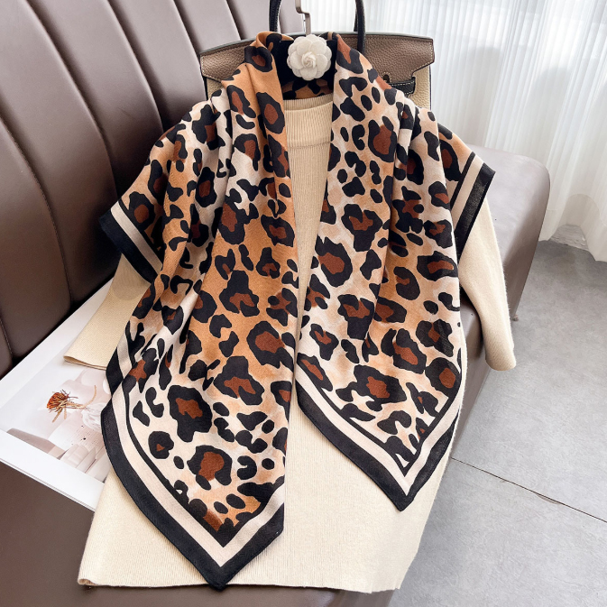 スカーフ レオパード柄スクエアスカーフ 九十センチ角 冷房対策にも