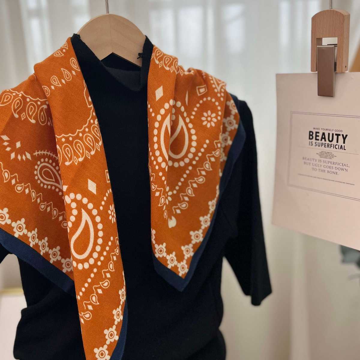 スカーフを巻いて体温調整を！おすすめスカーフ5選