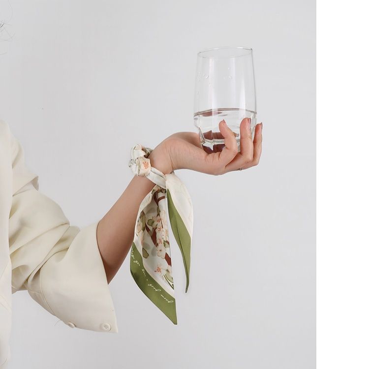 スカーフ 桜の花びら舞い踊る上品な絹製スカーフ