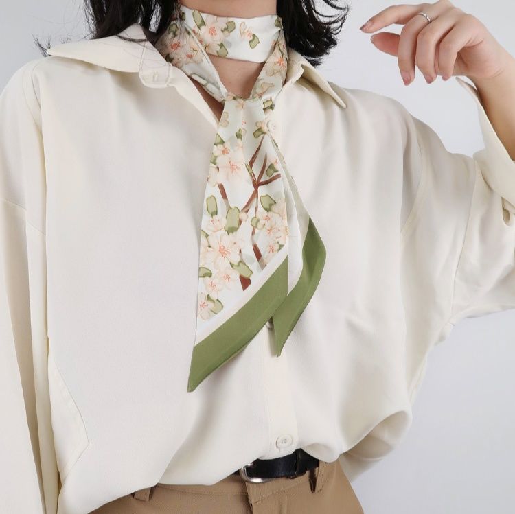 スカーフ 桜の花びら舞い踊る上品な絹製スカーフ