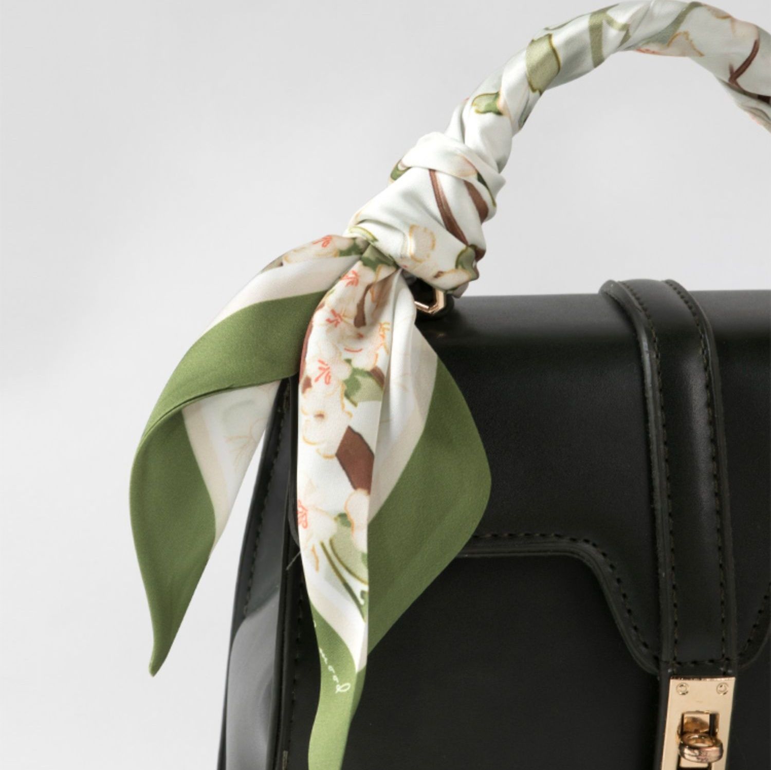 スカーフ 桜の花びら舞い踊る上品な絹製スカーフ