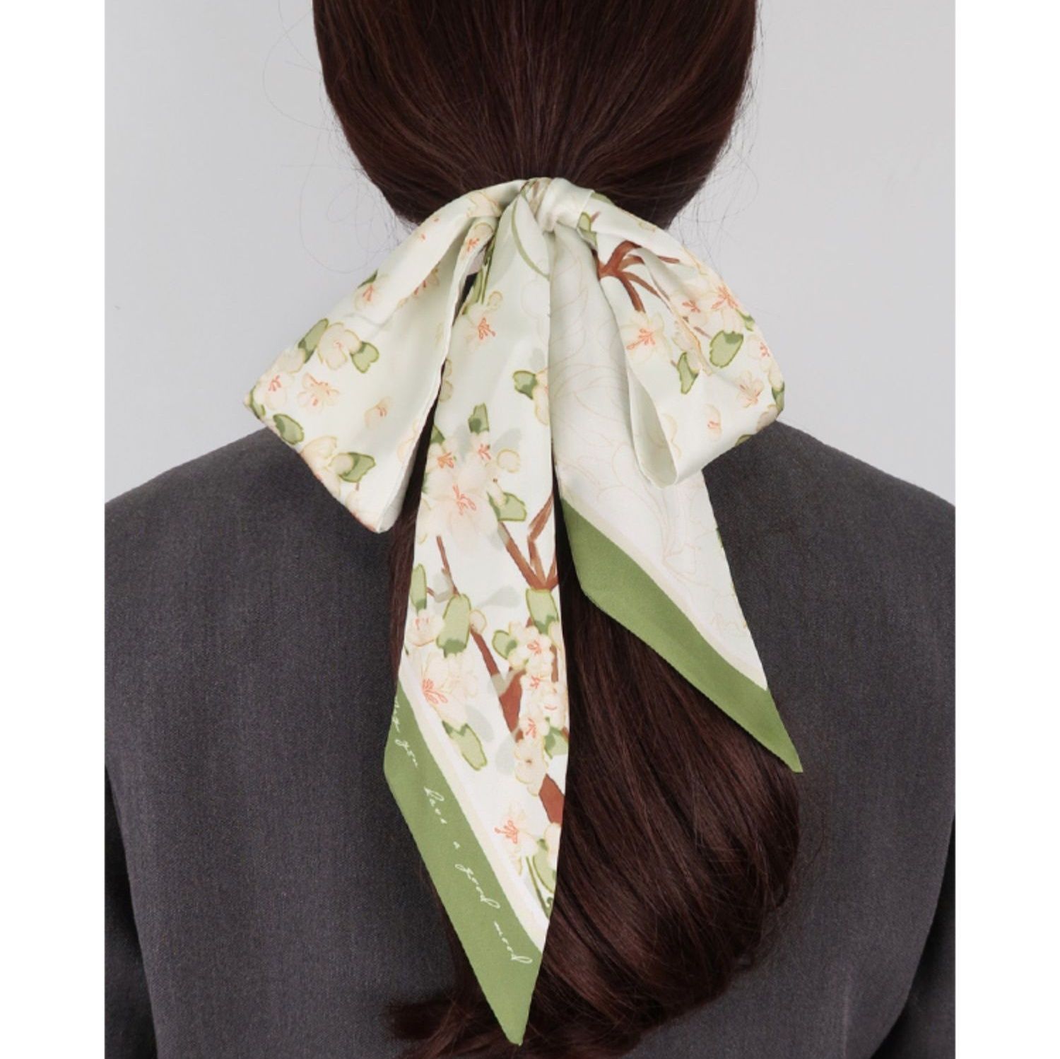 スカーフ 桜の花びら舞い踊る上品な絹製スカーフ