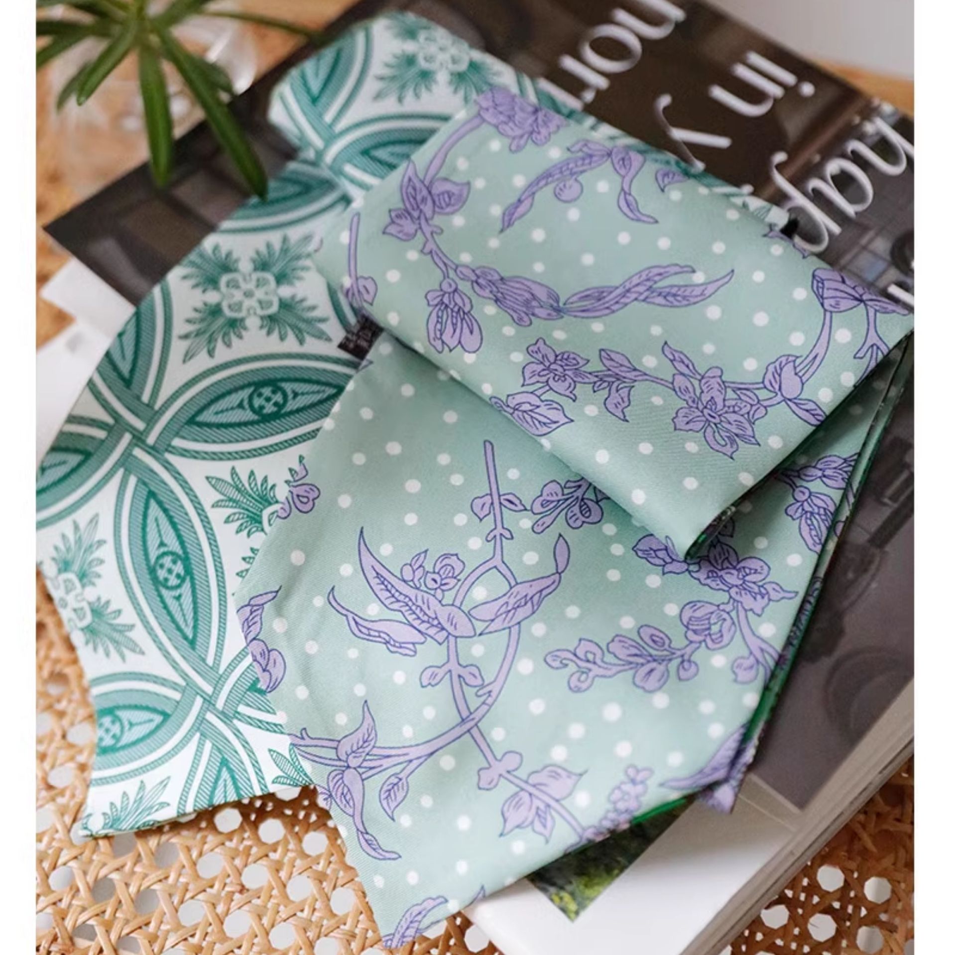 スカーフ 幾何学模様とリーフ柄の上品なリバーシブルスカーフ