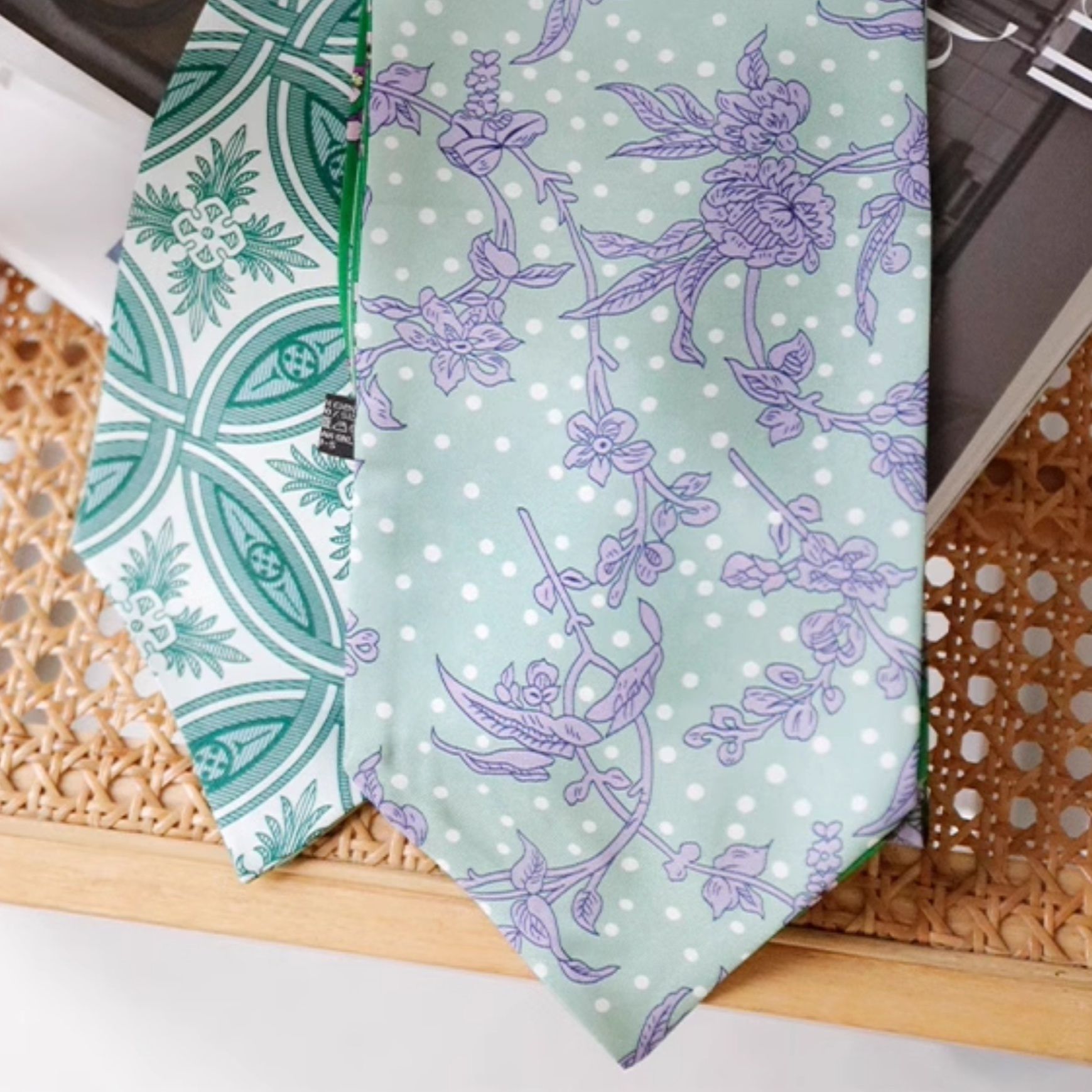 スカーフ 幾何学模様とリーフ柄の上品なリバーシブルスカーフ