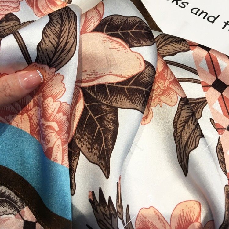 スカーフ 花柄プリント絹製正方形スカーフ