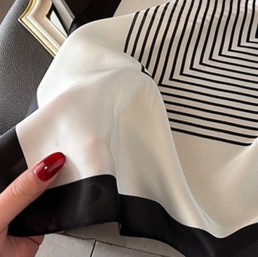 スカーフ 幾何学模様 モノトーンシルク調スカーフ