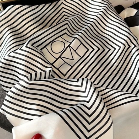 スカーフ 幾何学模様 モノトーンシルク調スカーフ