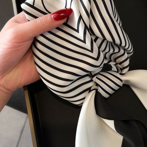 スカーフ 幾何学模様 モノトーンシルク調スカーフ