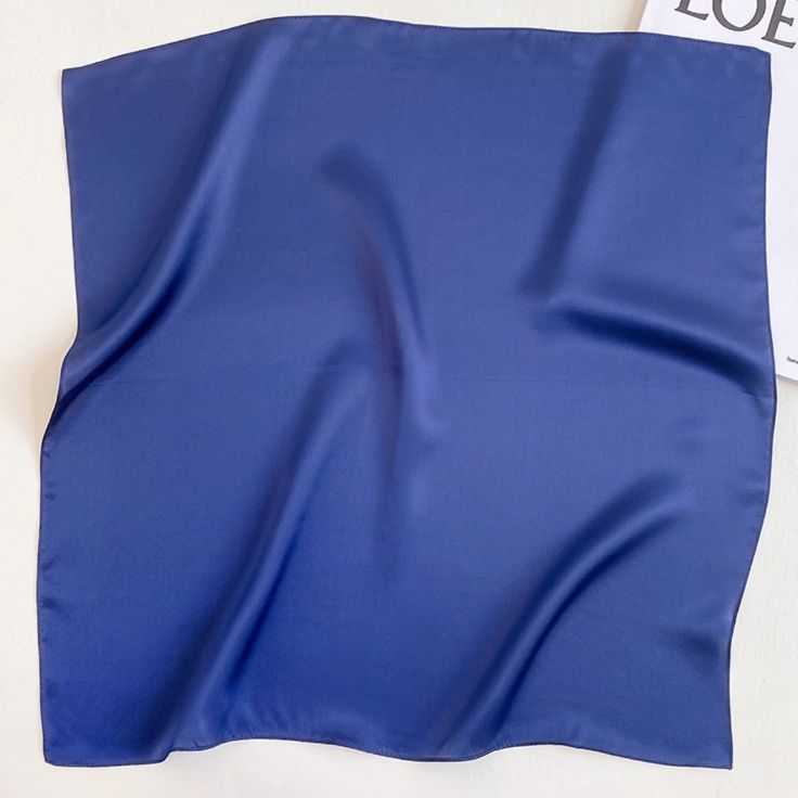 スカーフ 上質絹素材の無地スクエアスカーフ