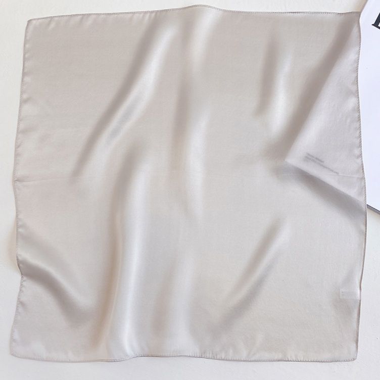 スカーフ 上質絹素材の無地スクエアスカーフ