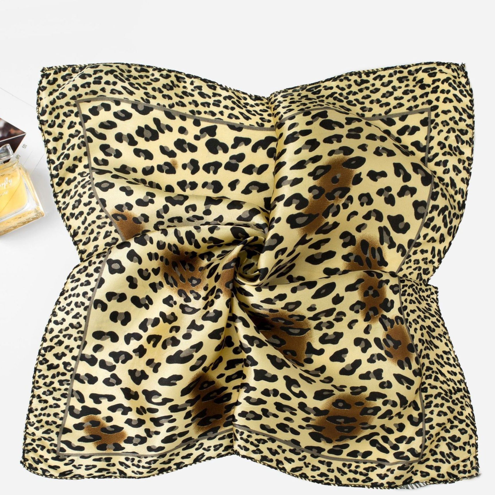 スカーフ 水玉とチェーン柄の華やか正方形　スカーフ