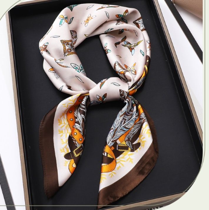 スカーフ 馬具装飾柄とモノグラム幾何学模様の正方形スカーフ