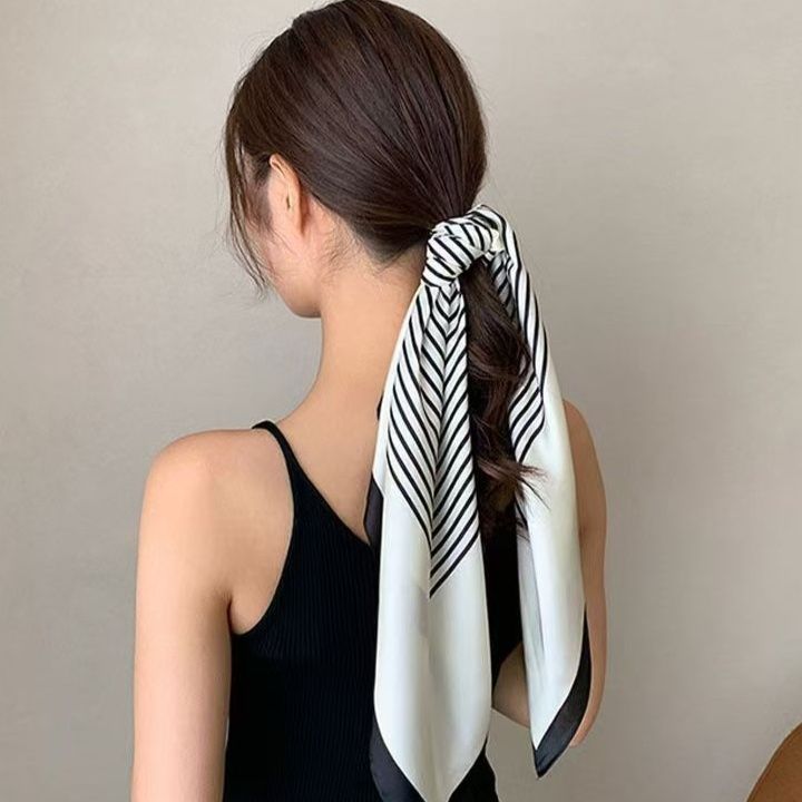 斜めストライプとボーダー柄の細長スカーフ