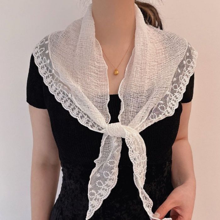 スカーフ 花柄刺繍レース縁取りの軽やかな三角スカーフ