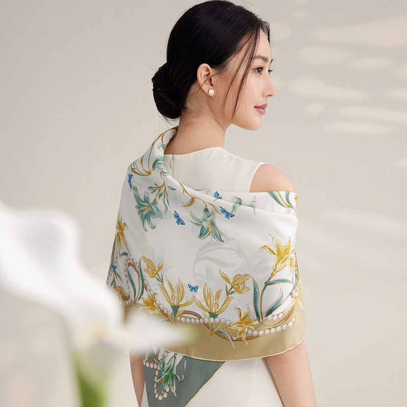 https://fulmo-img-server.com/luxyscarf/18848384-70c9-4476-8aea-26279ca6b73a.jpg