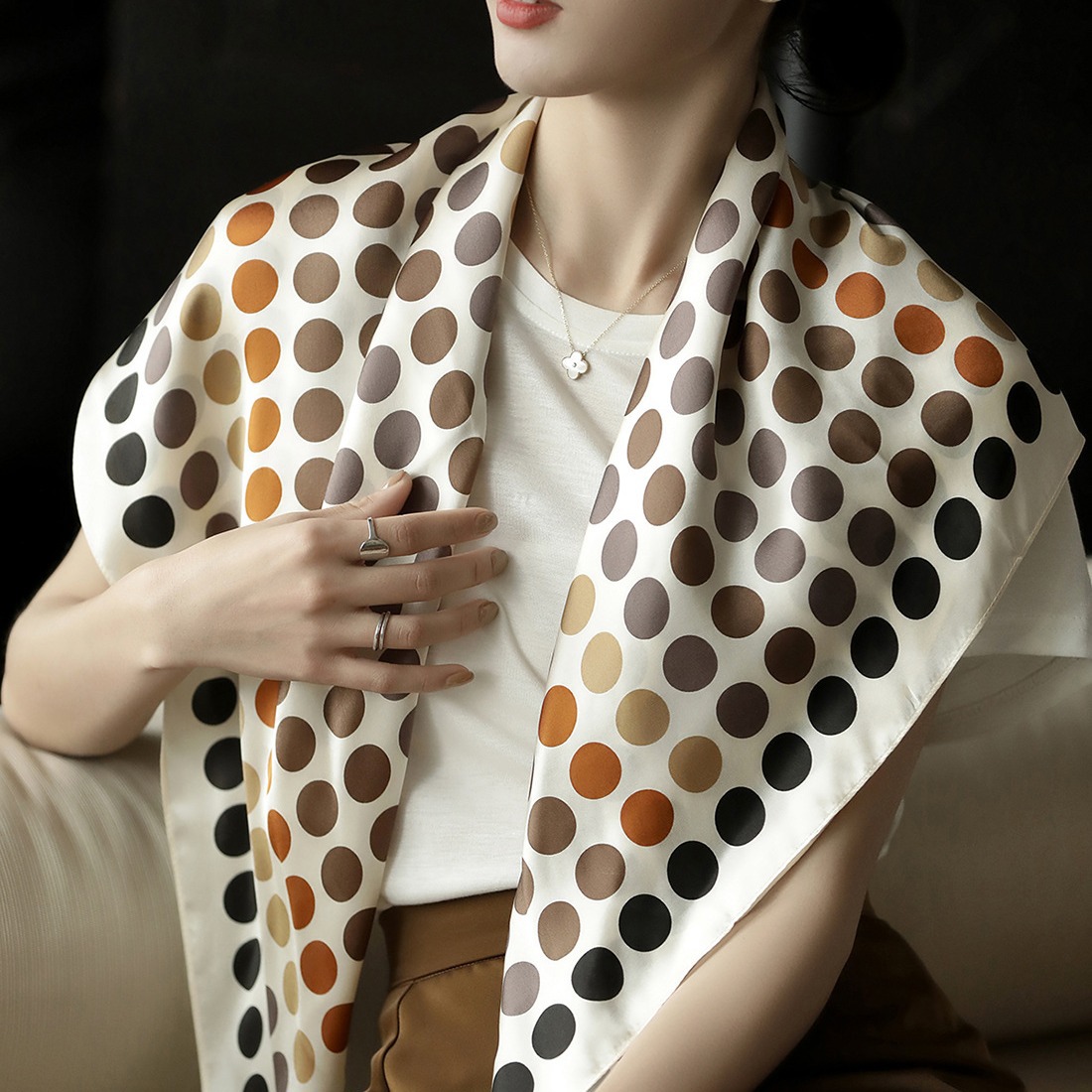 https://fulmo-img-server.com/luxyscarf/1bba18fb-a684-4996-aabd-60303bb7e495.jpg
