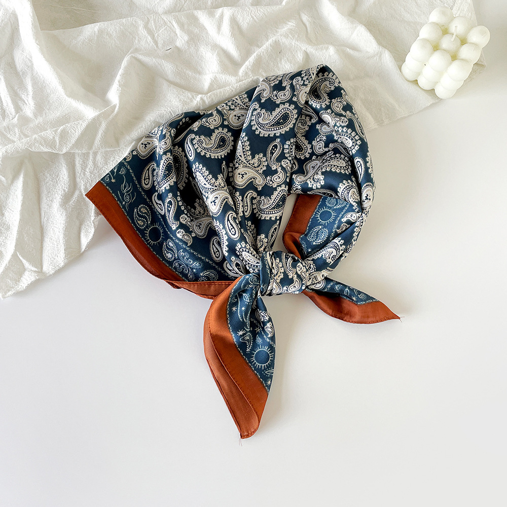 スカーフ 馬具装飾柄とモノグラム幾何学模様の正方形スカーフ