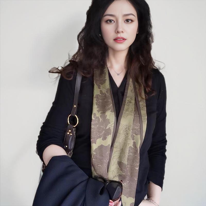 優雅な花模様シルクスカーフ