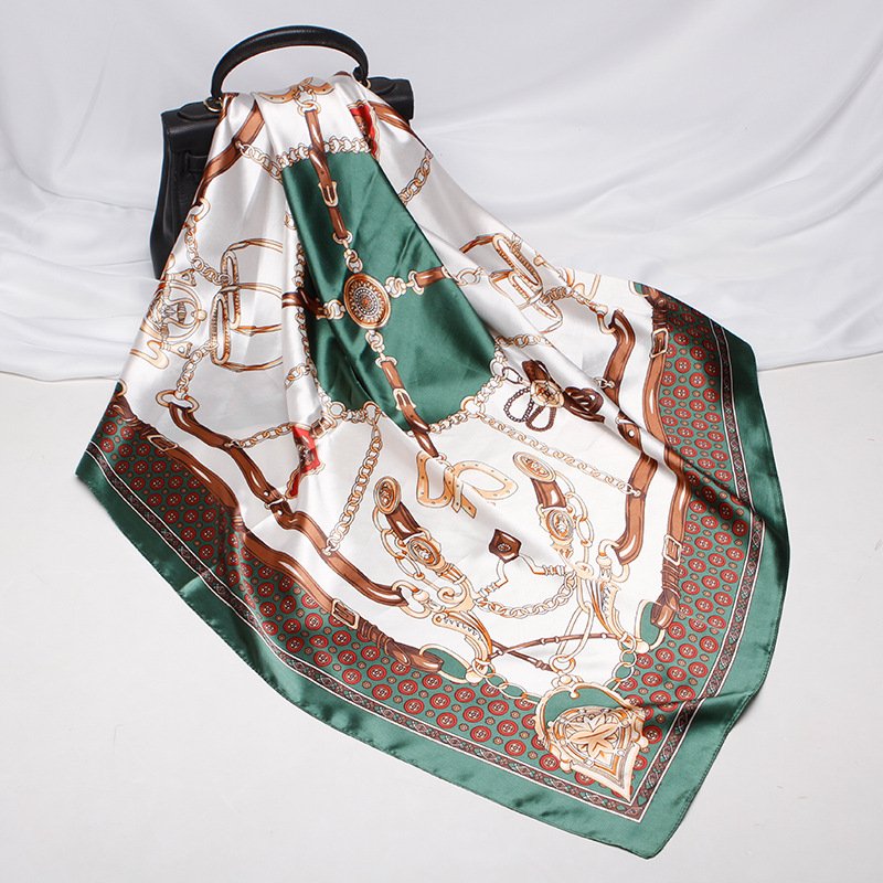 スカーフ 馬具と鎖柄の上品なシルクタッチ大判スカーフ