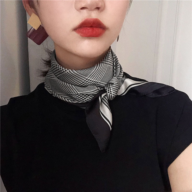 https://fulmo-img-server.com/luxyscarf/73fa215d-963f-48b1-b3f8-b88218a4a9bb.jpg