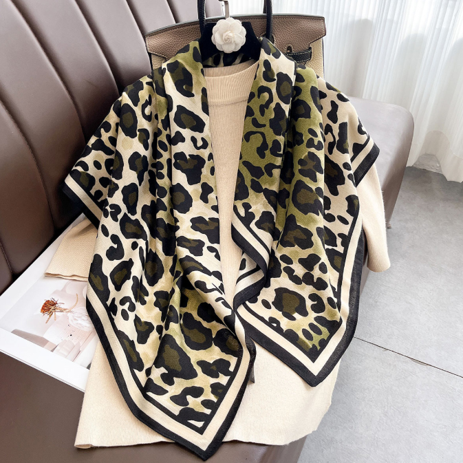 スカーフ レオパード柄スクエアスカーフ 九十センチ角 冷房対策にも