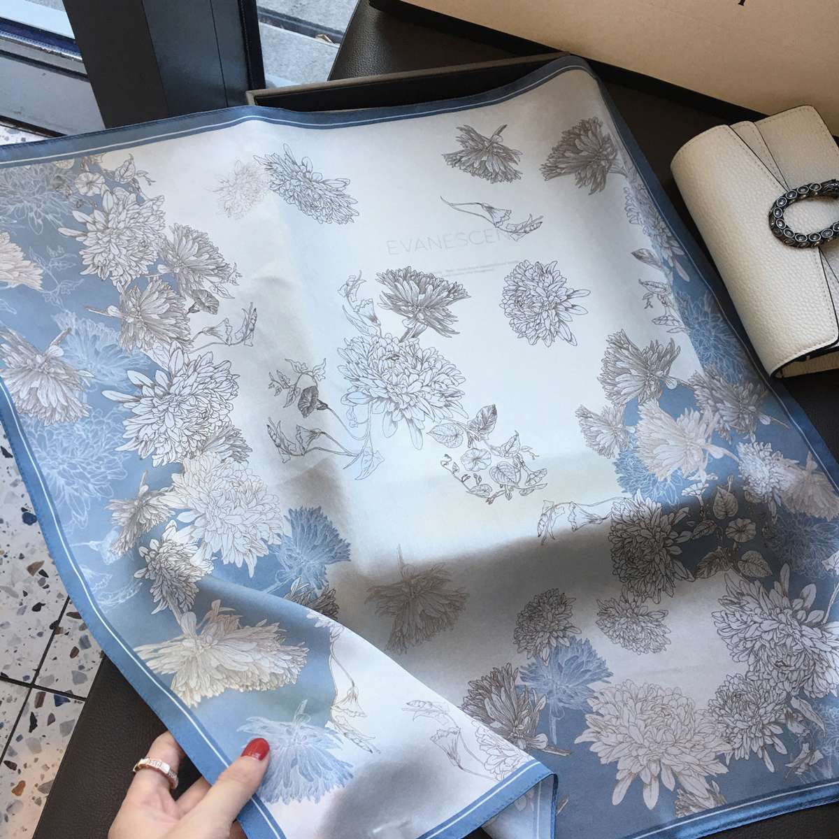 優美な花園シルクスカーフ