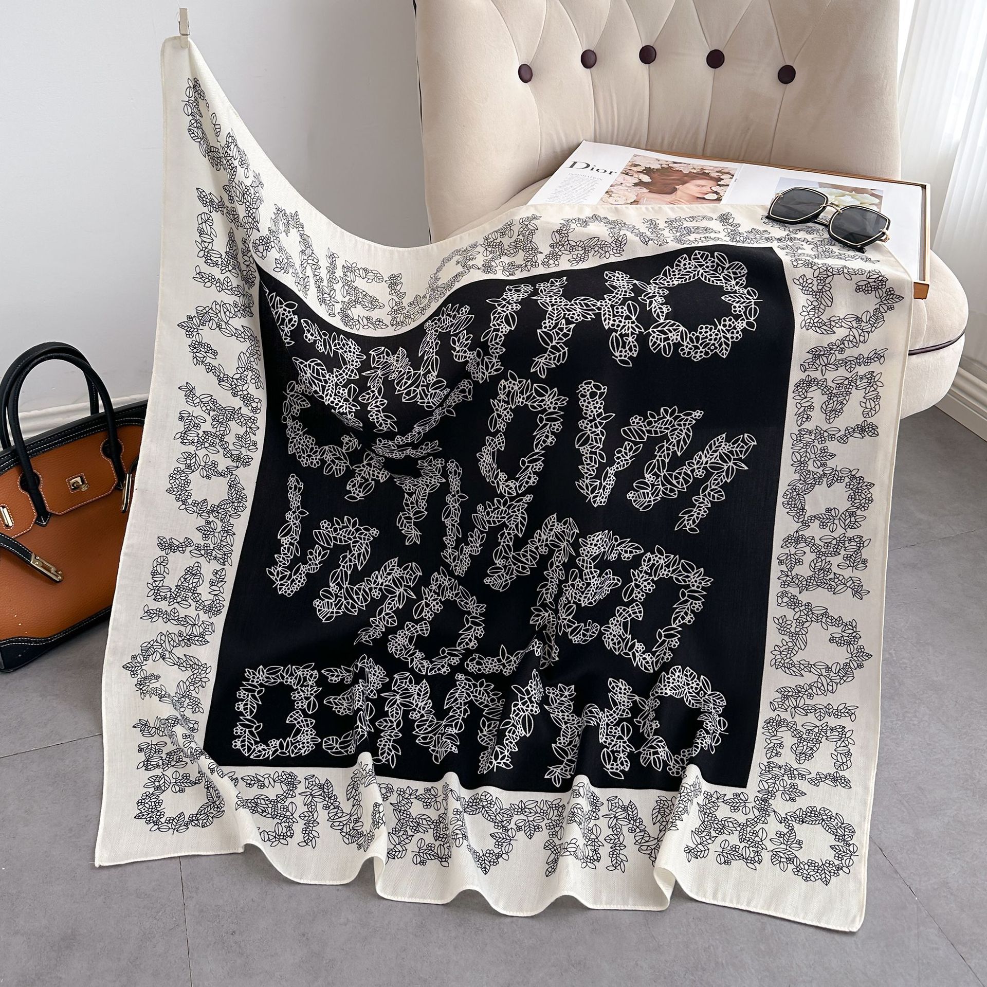 スカーフ 千鳥格子縁取り抽象リーフ柄大判スカーフ