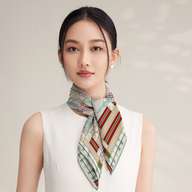 幾何学模様とボタニカル柄のリバーシブルスカーフ