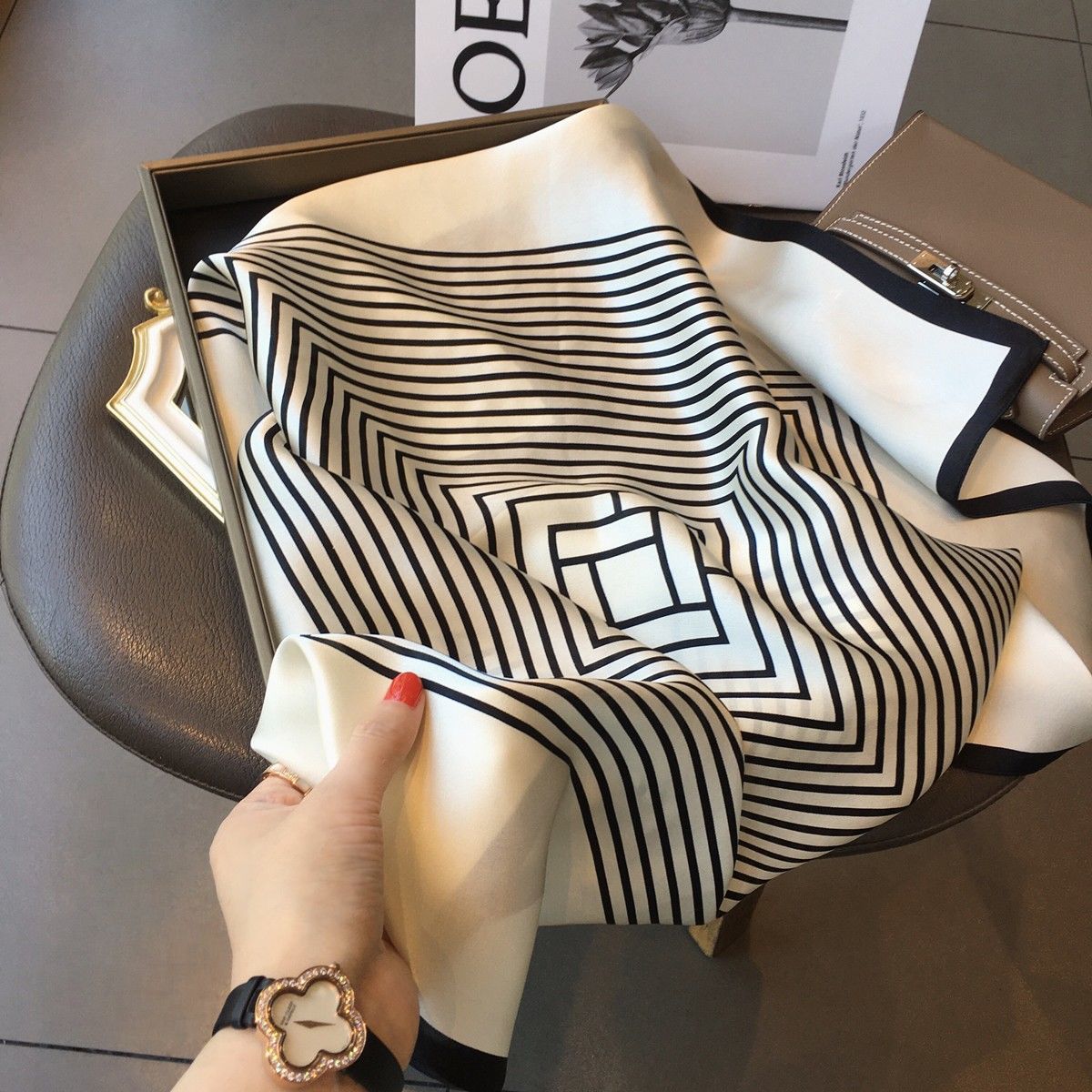 https://fulmo-img-server.com/luxyscarf/a2534f93-3ae6-4240-a8ea-b9fac1f981d7.jpg