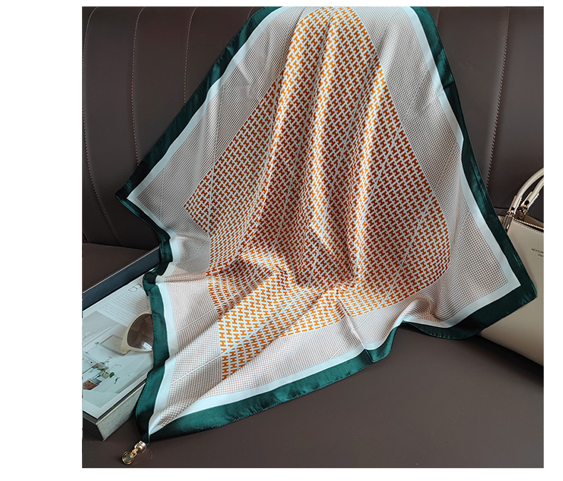 https://fulmo-img-server.com/luxyscarf/a6fe56bd-a74f-4a32-a2c6-4b6d32ac59dc.jpg
