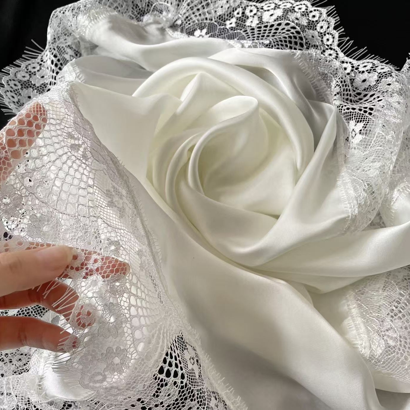 https://fulmo-img-server.com/luxyscarf/a79bb586-9b1f-4328-8f83-ef147acdf850.jpg