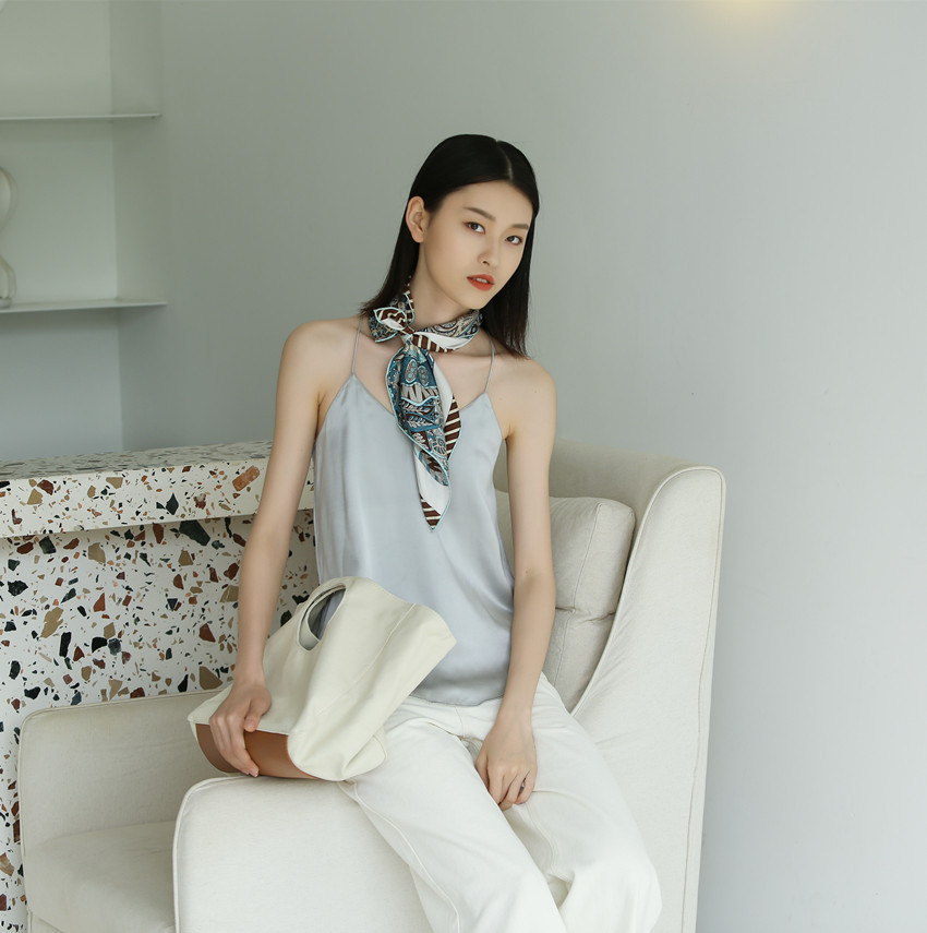 https://fulmo-img-server.com/luxyscarf/abdf4eeb-1f1b-432a-b5be-7008236e3fef.jpg