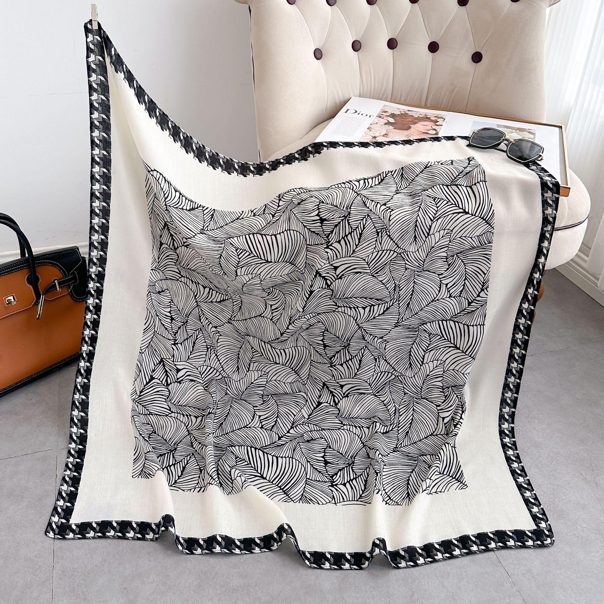 スカーフ 千鳥格子縁取り抽象リーフ柄大判スカーフ