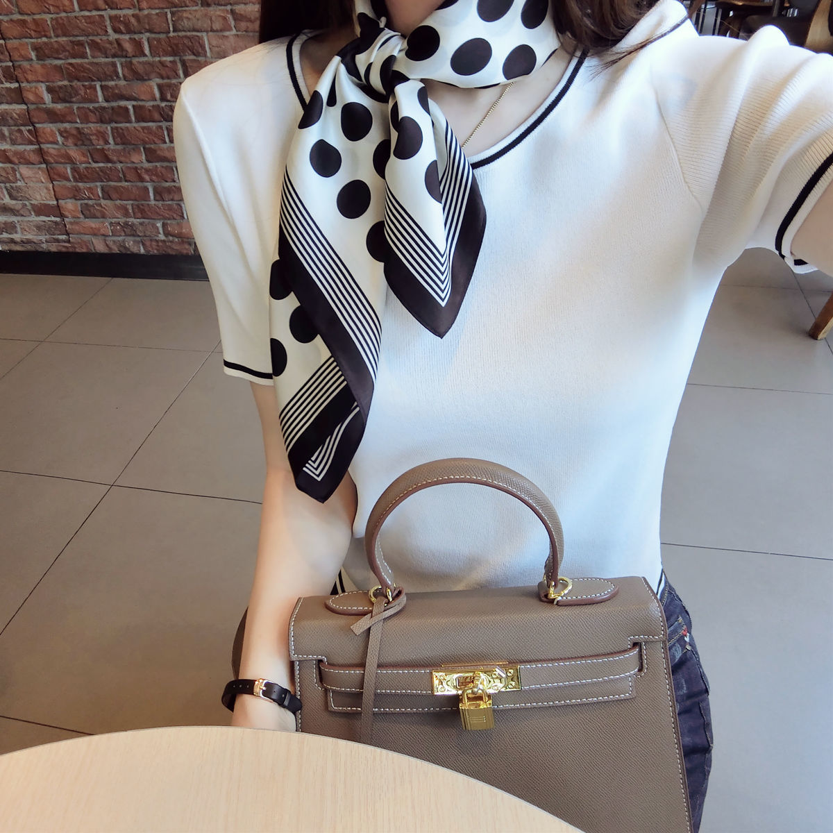 https://fulmo-img-server.com/luxyscarf/cb72a39e-bf40-4479-a28e-e403b8dfb464.jpg