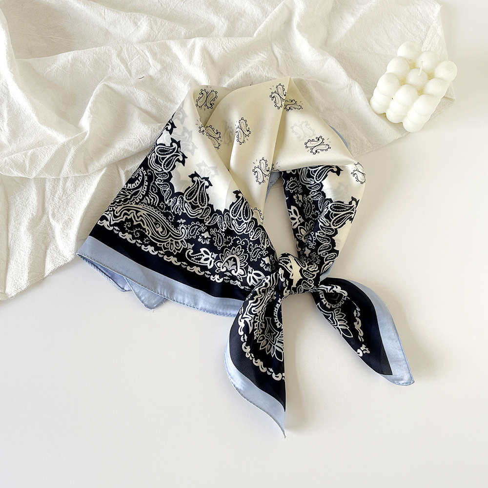 スカーフ 馬具装飾柄とモノグラム幾何学模様の正方形スカーフ