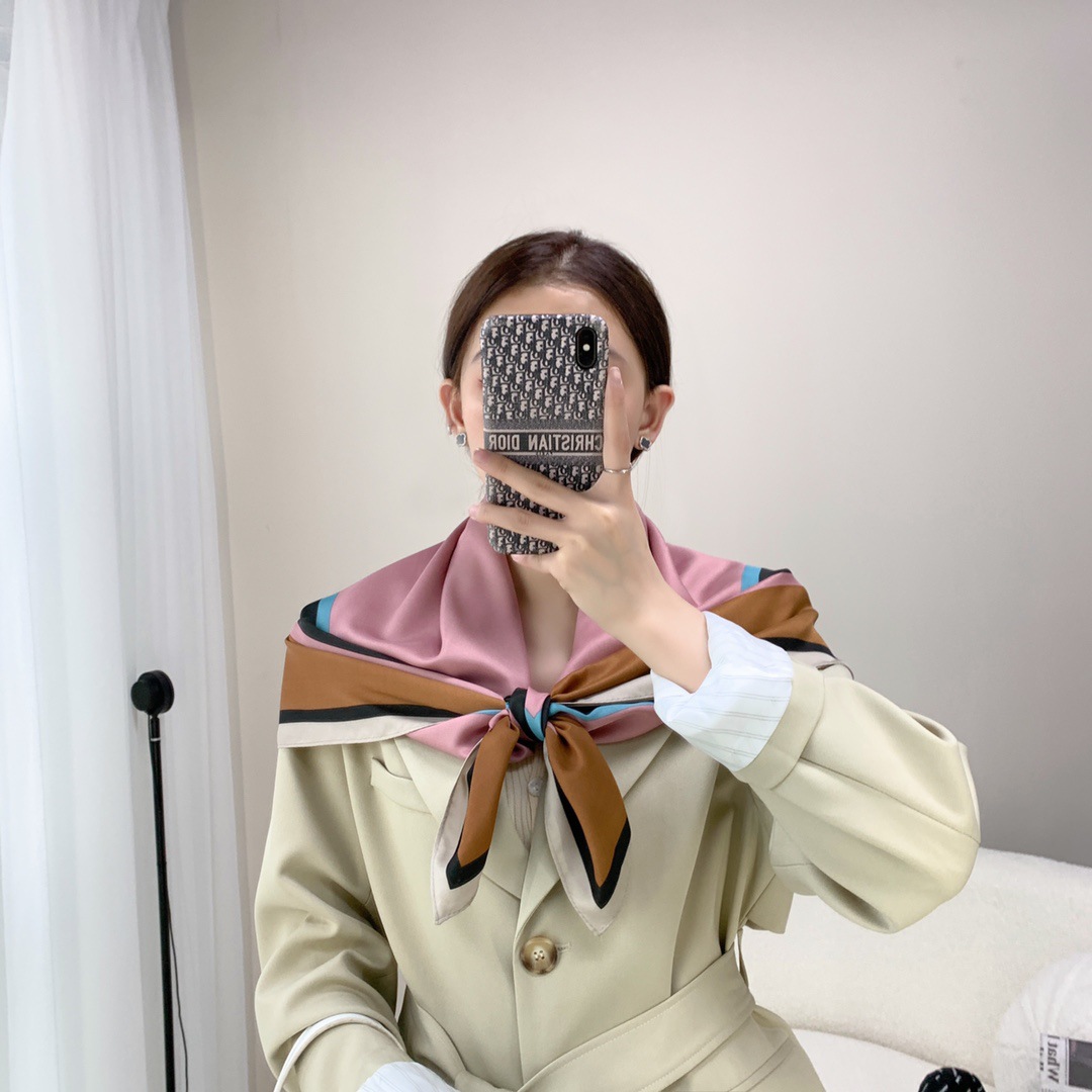 https://fulmo-img-server.com/luxyscarf/cecf875f-e7af-4eee-884f-3839c1d871d5.jpg
