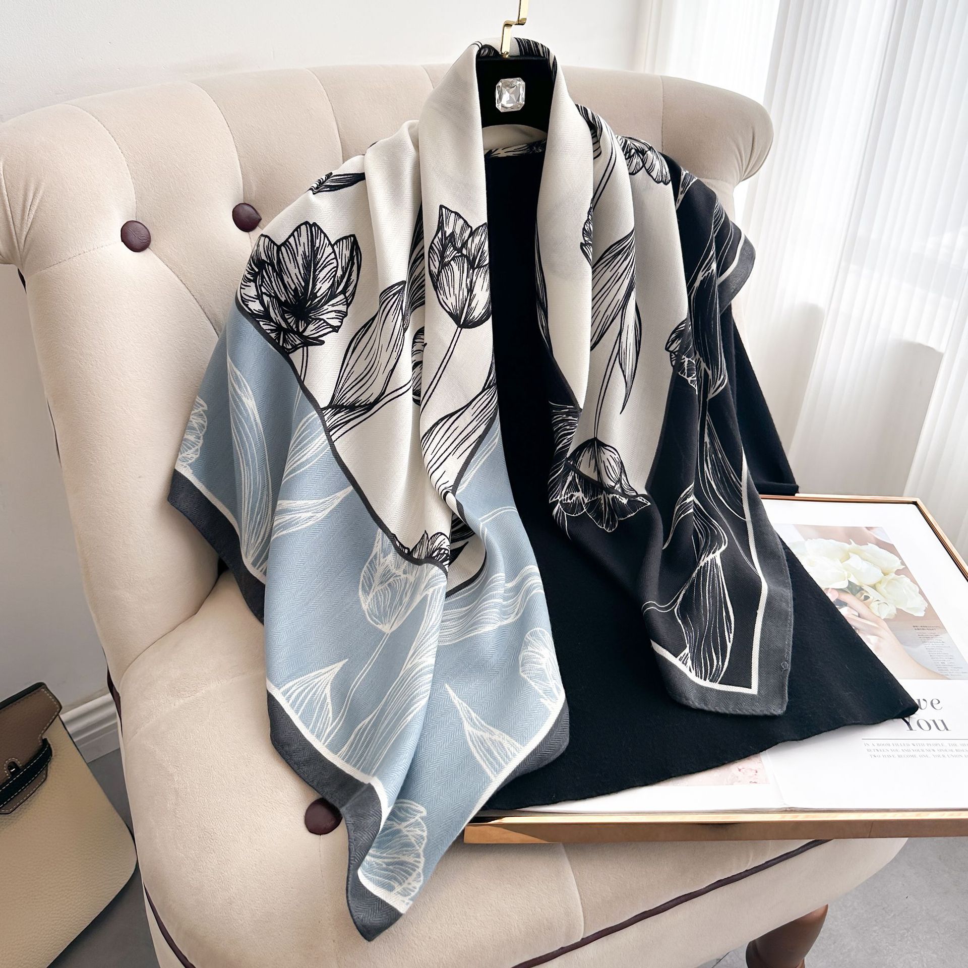 スカーフ 千鳥格子縁取り抽象リーフ柄大判スカーフ