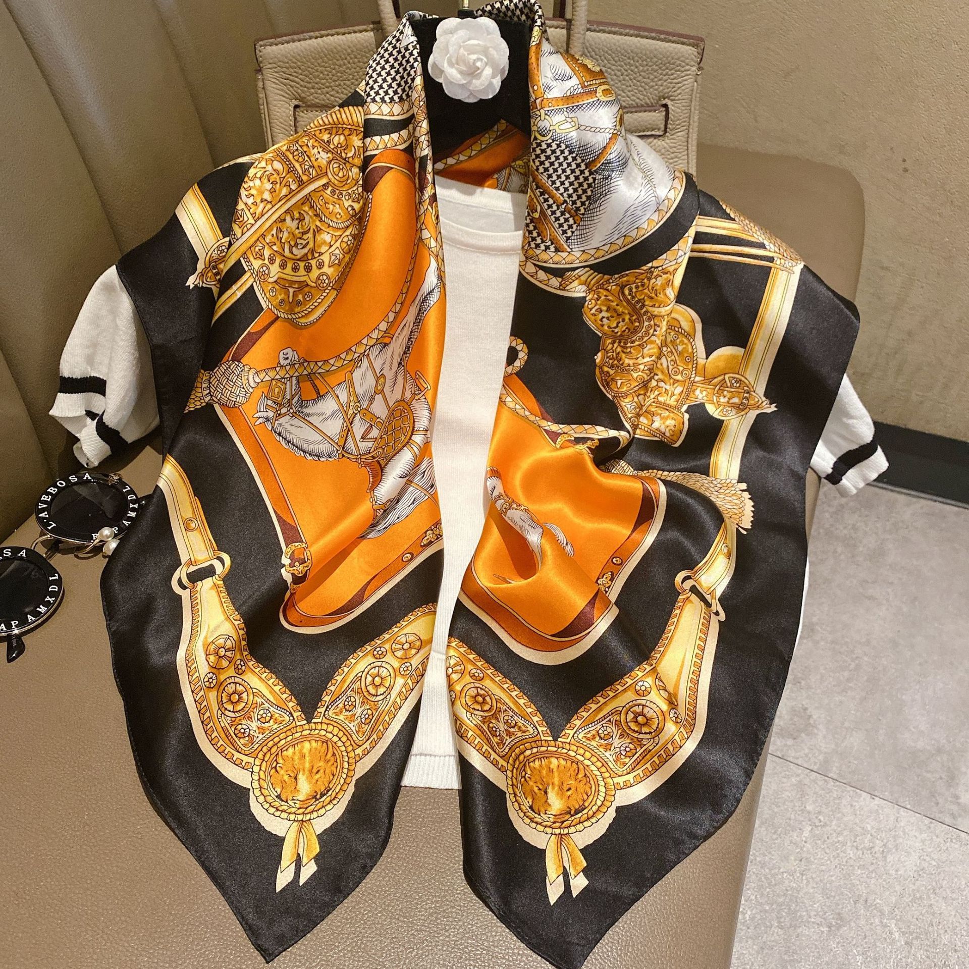 スカーフ 幾何学模様と植物モチーフの大判サテン