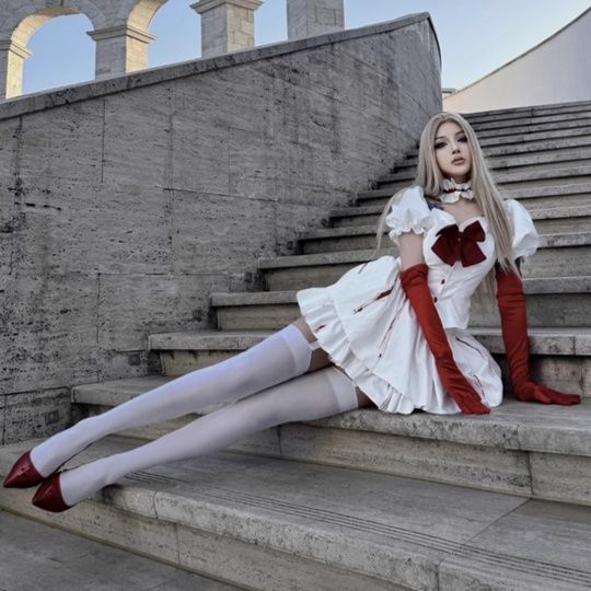メイド服 優雅な薔薇刺繍入りフリル袖付きメイド風衣装