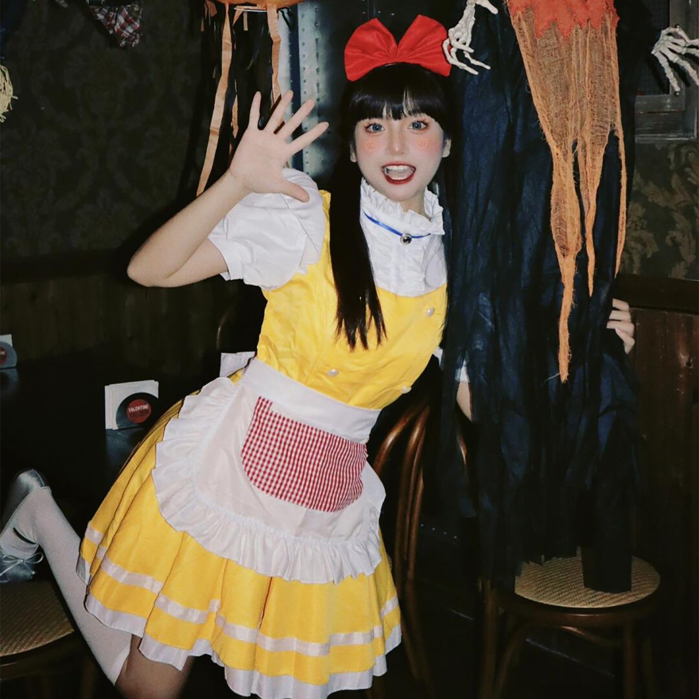 メイド服 可愛らしいフリル付きジャンパースカート風衣装