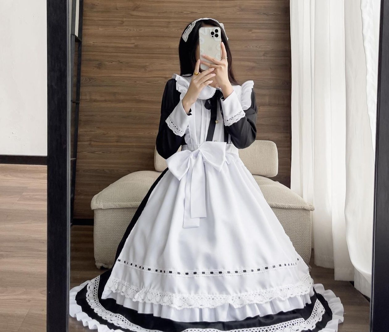 フリルとレースが彩る優雅なロングメイド服