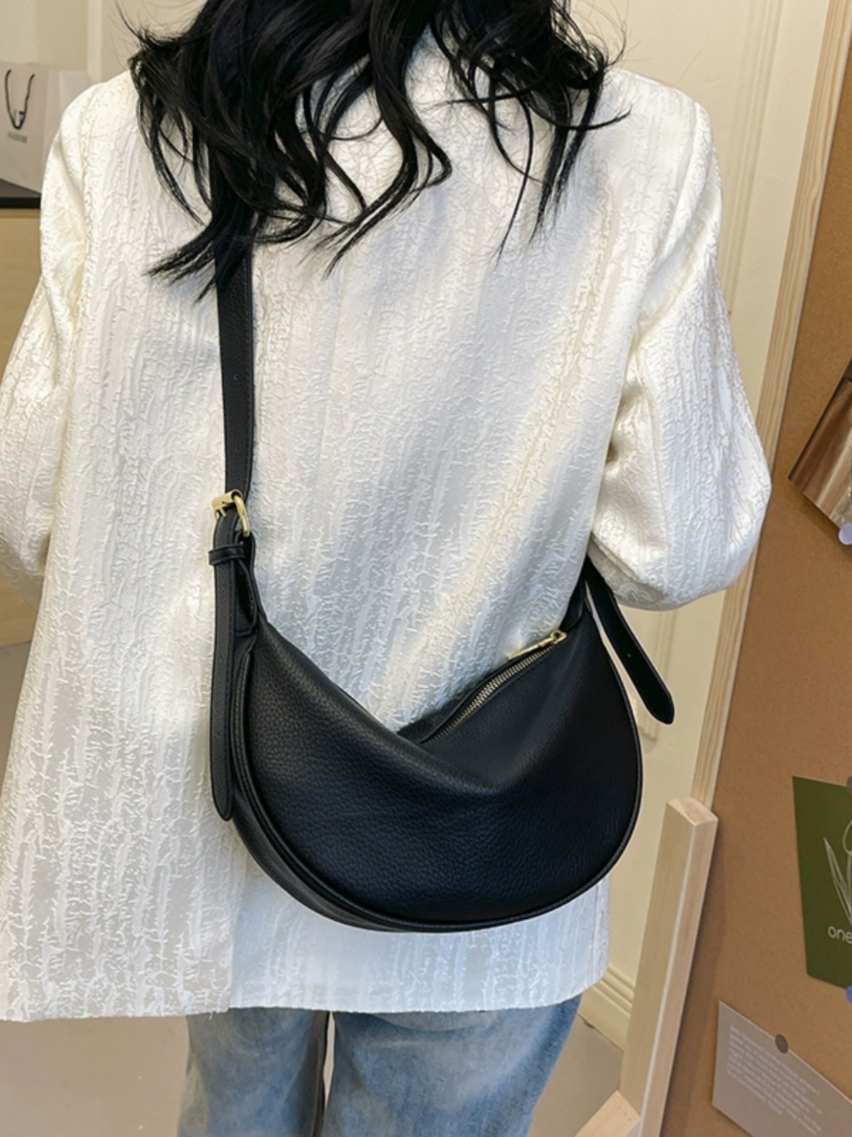 三日月型ミニショルダーバッグ