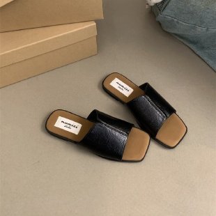ママコーデ スクエアトゥフラットサンダル