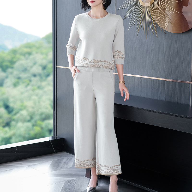 ママコーデ 上品な花柄刺繍入りセットアップ
