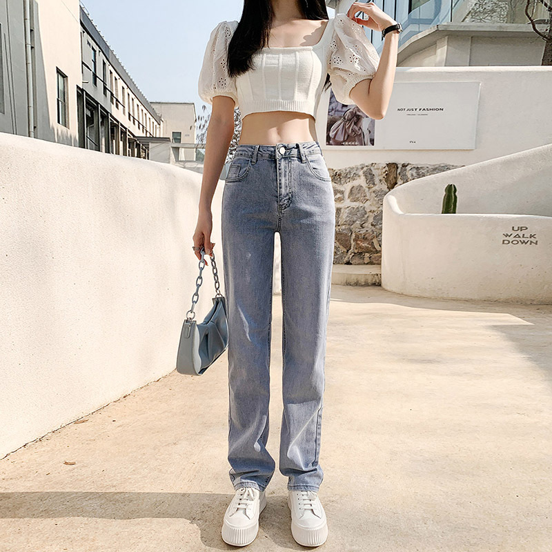 ママコーデ 刺繍パフスリーブトップスとデニムの爽やかセットアップ