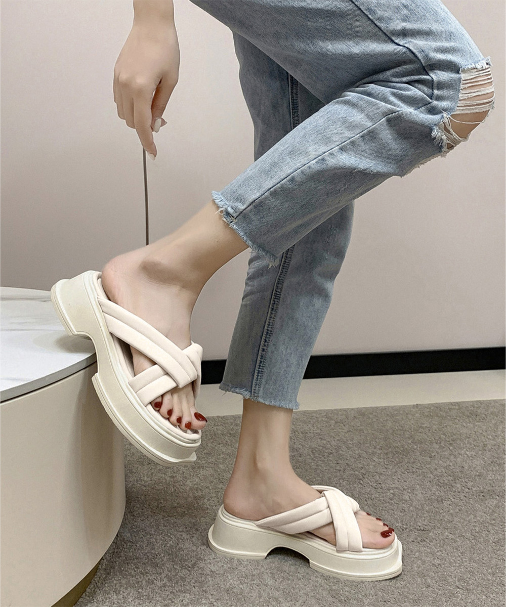 ママコーデ 厚底クロスベルトサンダル