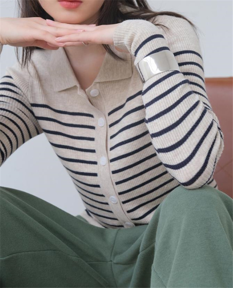 ママコーデ 公園散歩に最適な縞模様薄手編みカーディガン
