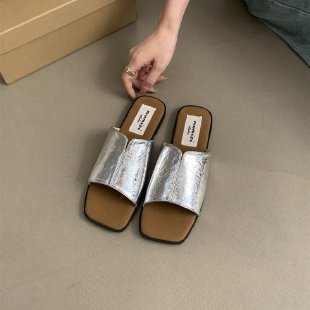 ママコーデ スクエアトゥフラットサンダル
