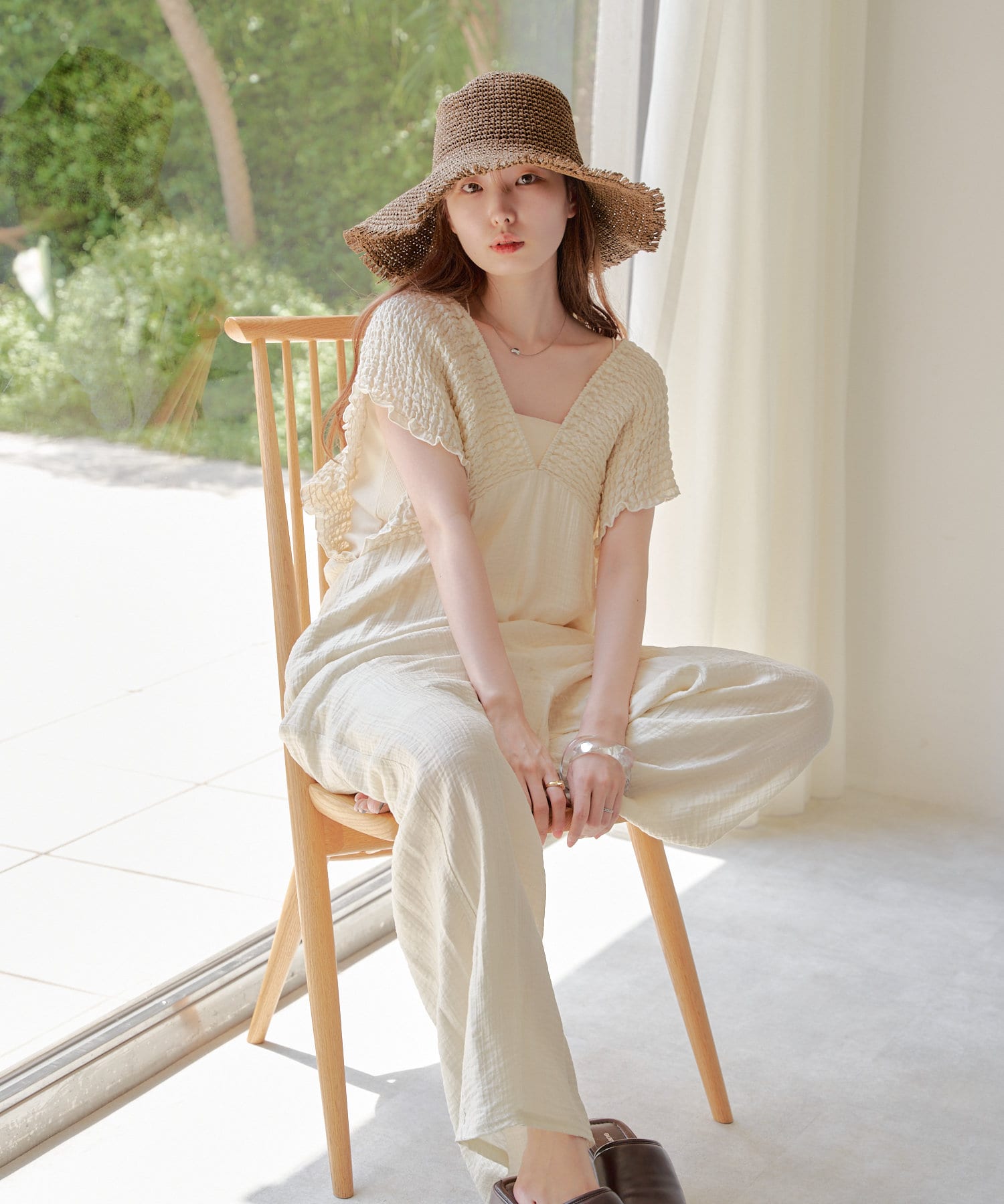 ママコーデ フリンジ麦わら帽子と涼やかワンピース