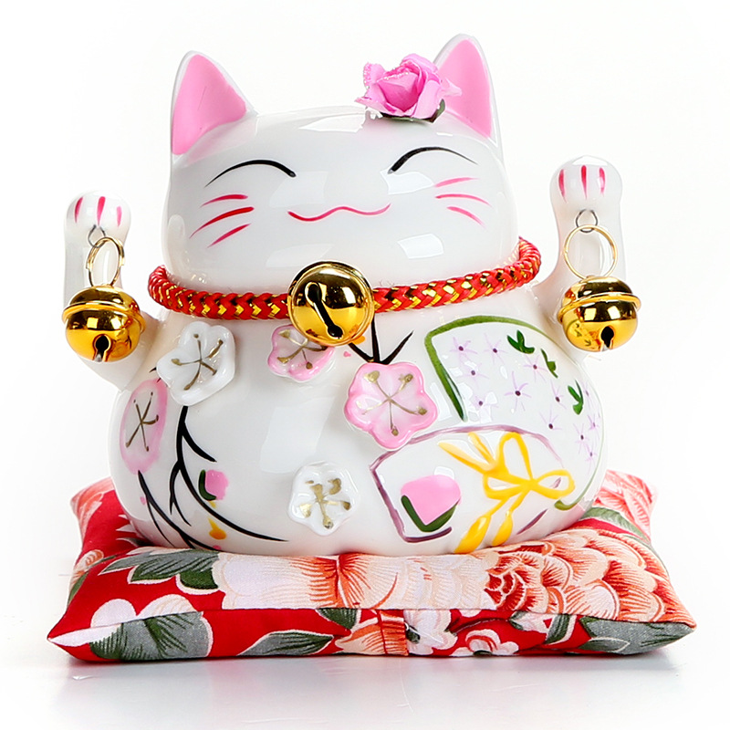 招き猫 花飾り付き桜模様の陶器製招き猫置物